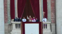 El Papa León XIV olas a las personas reunidas en St.