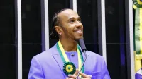 A Câmara concede em sessão solene o título de cidadão honorário ao piloto britânico heptacampeão mundial de Fórmula 1 Lewis Hamilton.