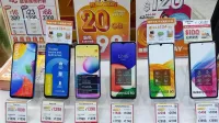 HK WC 灣仔道 Wan Chai Road shop zh:數碼通 SmarTone Digital smartphone window display in June 2022