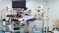 Quirófano de última generación con tecnología y equipo quirúrgico avanzado.