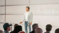 El CEO de Mercury, Immad Akhund, en el escenario de Mercury Spheres