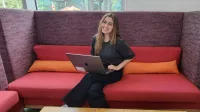 La diseñadora de productos paraguaya Diana Vicezar en Meta Sede en Menlo Park, CA.