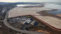 Menlo Park está a la izquierda, la bahía está a la derecha, San Francisco está en el horizonte hacia adelante y el resto de Silicon Valley está detrás de nosotros.