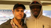 Los comediantes Colin Jost y Michael Che en el Wikipedia:Citi Field en Nueva York.