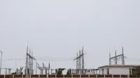 Una central eléctrica industrial bajo un cielo despejado, mostrando infraestructura y tecnología eléctrica.