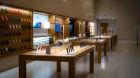 Elegante interior de una tienda de alta tecnología que muestra varios dispositivos móviles y accesorios.