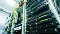 Rack de servidores de alta tecnología en un centro de datos seguro con cables de red y componentes de hardware.