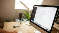 Un espacio de trabajo moderno con un iMac que muestra la búsqueda de Google, perfecto para configuraciones de trabajo remoto.