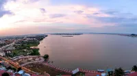 Panorama de Guayaquil, tomado desde lo alto del faro en la imagen adyacente.