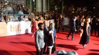 Donald Glover posa para las cámaras en TIFF.