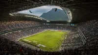 Un vibrante partido de fútbol en el Estadio BBVA con un telón de fondo de Cerro de la Silla, Monterrey.