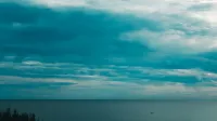 Paisaje marino tranquilo con nubes dramáticas sobre el océano en Quảng Trị, Vietnam.