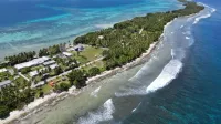 Vista aérea de la costa tropical y del océano cristalino en Majuro Atoll, Islas Marshall.