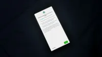Primer plano de la pantalla del teléfono inteligente que muestra un acuerdo de actualización de la política de privacidad.