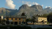 Glomfjord es una ciudad y un lugar industrial en el municipio de Meløy en Nordland.