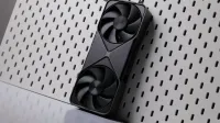 Vídeo sobre la edición de fundadores de Nvidia GeForce RTX 5090 con diseño de la caja (distinción de calor+conectores) y el rendimiento en juegos y puntos de referencia con comparación con