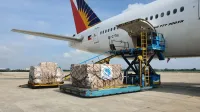 Carga cargada en un avión comercial en un aeropuerto en la ciudad de Ho Chi Minh, Vietnam.
