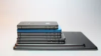 Smartphones y tabletas modernos apilados que muestran un diseño elegante. Fondo técnico perfecto.