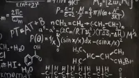 Una vista de cerca de fórmulas matemáticas y químicas complejas en una pizarra.