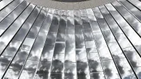 Vista de ángulo bajo del moderno edificio de vidrio que refleja el cielo en Skolkovo, Rusia.