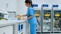 Un registro documental de un entorno de patología clínica y laboratorio médico configurado para investigaciones de hematología, análisis de muestras de sangre de rutina, procesamiento de