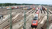 Vista amplia de los trenes de carga en la bulliciosa terminal ferroviaria de Hamburgo.