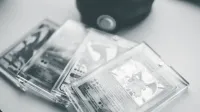 Primer plano de cartas de Pokémon coleccionables en casos protectores, enfatizando la conservación y el valor.