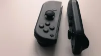 Una imagen de cerca de dos controladores Joy-Con de Nintendo Switch sobre un fondo neutro.