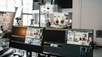 Una configuración dinámica en un estudio de producción de video con dos monitores y un entorno de cocina.