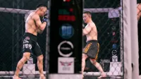 Dos luchadores masculinos se involucraron en un emocionante partido de MMA dentro de una jaula octogonal.