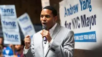 Ritchie Torres habla en Yangforny Rally en la ciudad de Nueva York durante las primarias demócratas de la alcaldía de 2021.