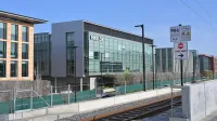 El edificio Roblox en San Mateo, California, visto desde la estación de Caltrain