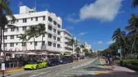 Ver a lo largo de Ocean Drive, con Clevelander Hotel a la izquierda, Miami Beach, Florida
