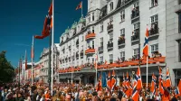 Celebración de la calle vibrante en Oslo durante el Día de la Constitución de Noruega.