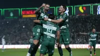 Santos vence 2-0 a Pumas con un expulsado: Hila 6ta victoria, pero con polémica imagen del post