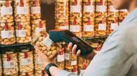 Escaneo de códigos QR individuales en JAR en una tienda con un dispositivo portátil.