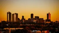 Vista espectacular del atardecer de Fort Worth, horizonte de Texas. Los tonos cálidos resaltan la arquitectura de la ciudad.