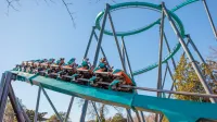Un primer plano de ciclistas que experimentan la emoción de la montaña rusa Goliat en Six Flags sobre Georgia.