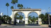 La entrada de Melrose Gate al lote de estudio de Paramount Pictures en el barrio de Hollywood de Los Ángeles, California.