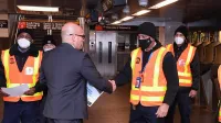 El presidente interino de MTA New York City Transit, Craig Cipriano, presenta elogios a los oficiales de seguridad universales aliados en la estación de Ferry del sur el viernes 4 de