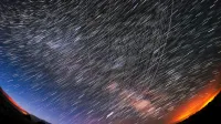 Los satélites de Starlink pasan por encima de la cabeza cerca del Bosque Nacional Carson, Nuevo México, fotografiado poco después del lanzamiento.
