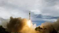Nubes de humo de gas alrededor de cohete durante el lanzamiento desde el puerto espacial contra el cielo nublado