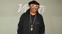 Spike Lee es sujetado durante una discusión con un aficionado en Yankee Stadium imagen del post