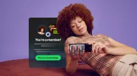 una persona que usa su teléfono. La interfaz de usuario de las membresías de podcast aparece detrás de ellos