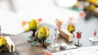 Configuración detallada de un juego de rol de mesa con figuras en miniatura y dados en San José, Costa Rica.