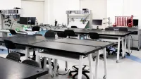 Un aula contemporánea equipada con herramientas y estaciones de trabajo tecnológicas avanzadas.