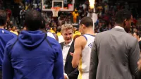 Steve Kerr habla con su equipo antes del comienzo de un partido en Denver, Colorado.
