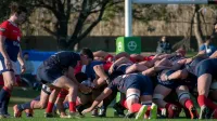 Intenso partido de rugby con jugadores involucrados en un scrum en Buenos Aires, Argentina.