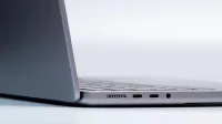 Primer plano del lado de una computadora portátil moderna que muestra los puertos y el diseño elegante.