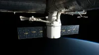 Un satélite SpaceX que se cierne sobre el horizonte de la Tierra en el espacio exterior, mostrando tecnología espacial avanzada.